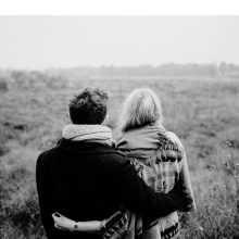 Paar blickt in die Ferne