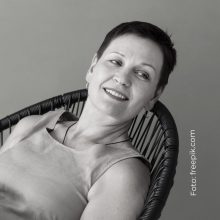 Frau, lächelnd, lehnt sich zurück